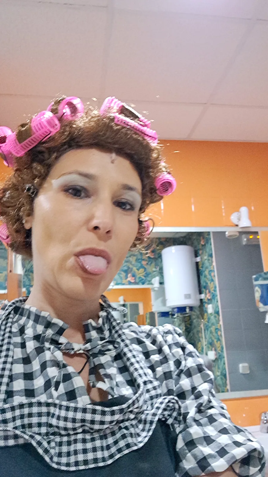 Silvia Schiavoni caracterizándose antes de la función
