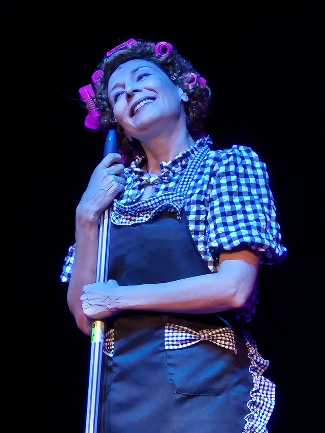 Margarita ríe apoyada en la fregona