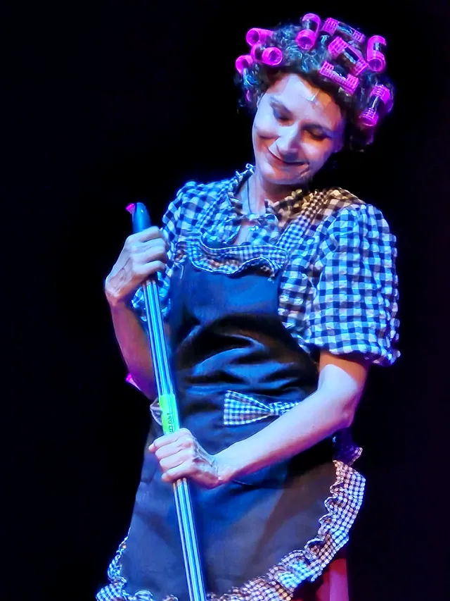 Margarita friega el suelo
