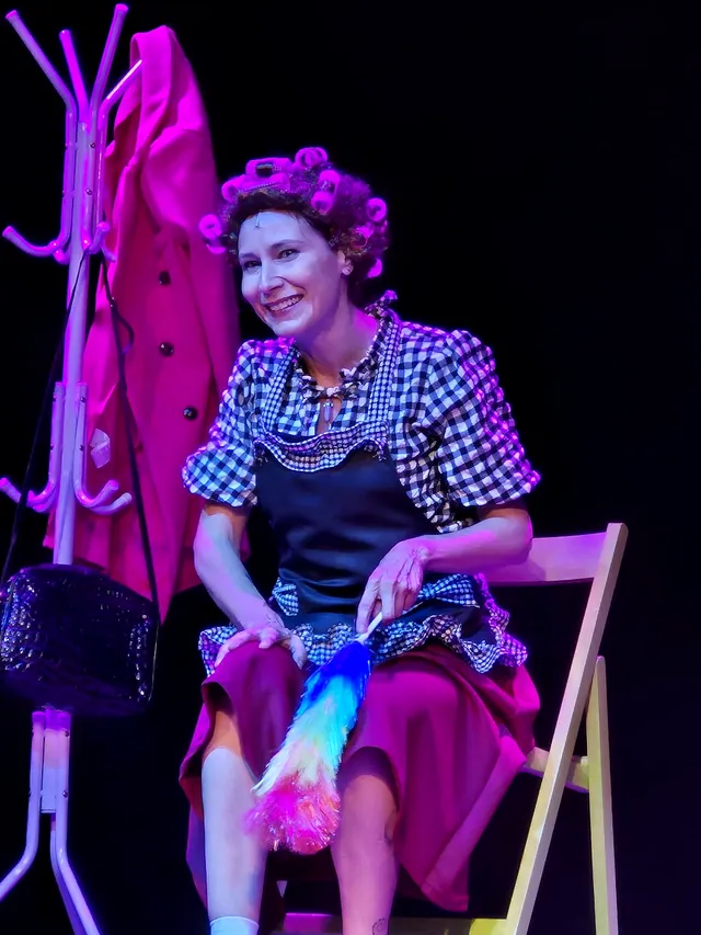 Margarita sentada con el plumero