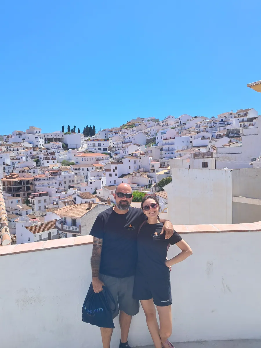 Silvia Schiavoni y Ángel Baena en un pueblo blanco de Málaga