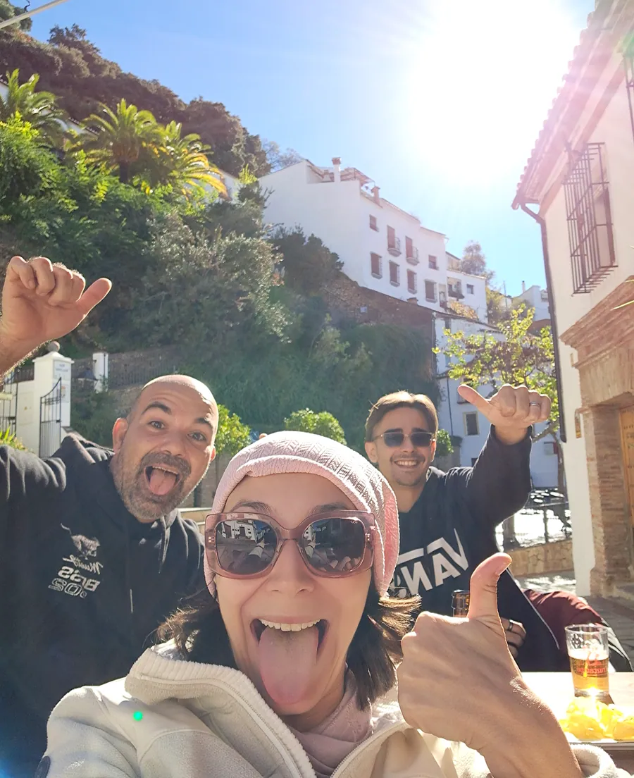 Silvia Schiavoni, Ángel Baena y Tommaso Lodovichi en una terraza durante la gira