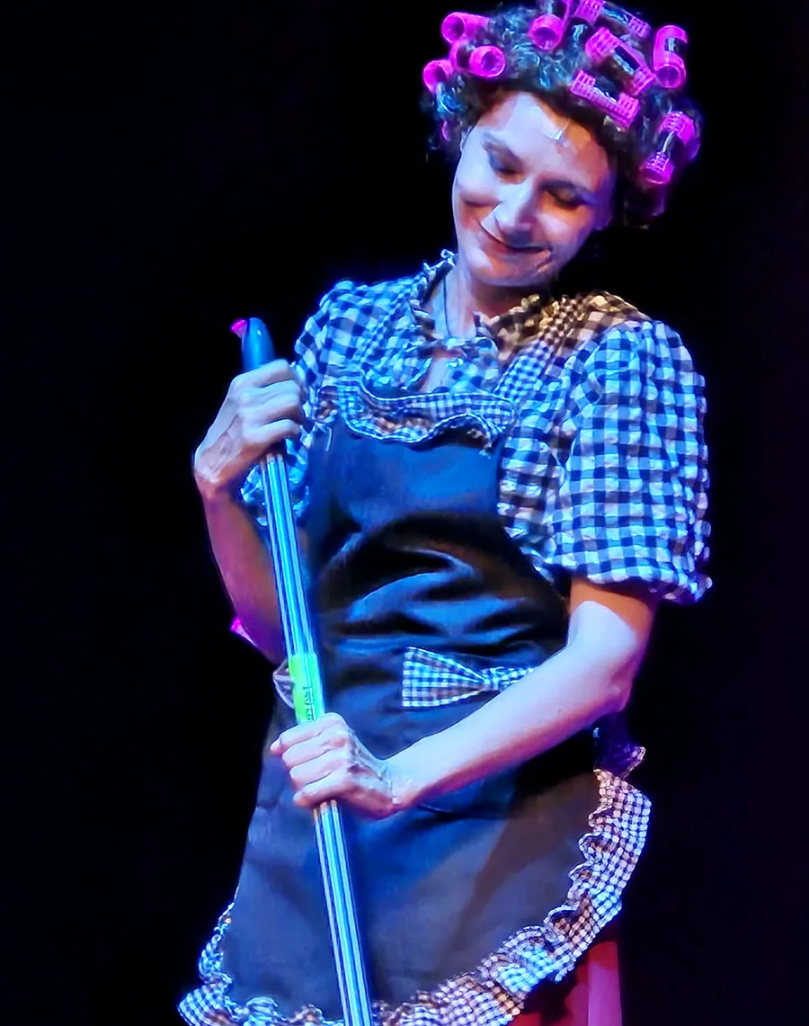 Silvia Schiavoni en escena, con la fregona